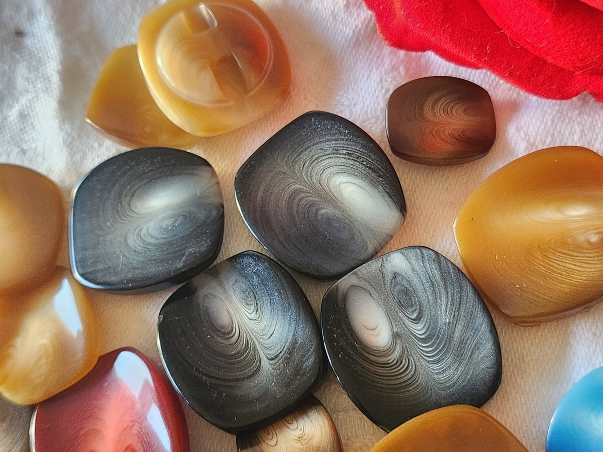 Lot 33 boutons vintage panaché mm modéle pied 1,5 à 2,6 cm ref 6171