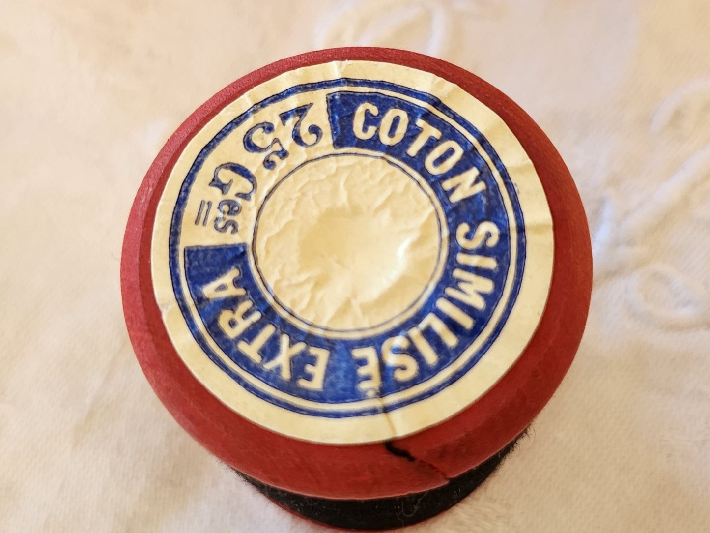 Boine ancienne en bois rouge fil noir mercerie poids: 35 grammes