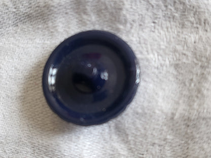 Bouton ancien en verre bleu motif en relief à pied diamètre 2,1 cm D13F