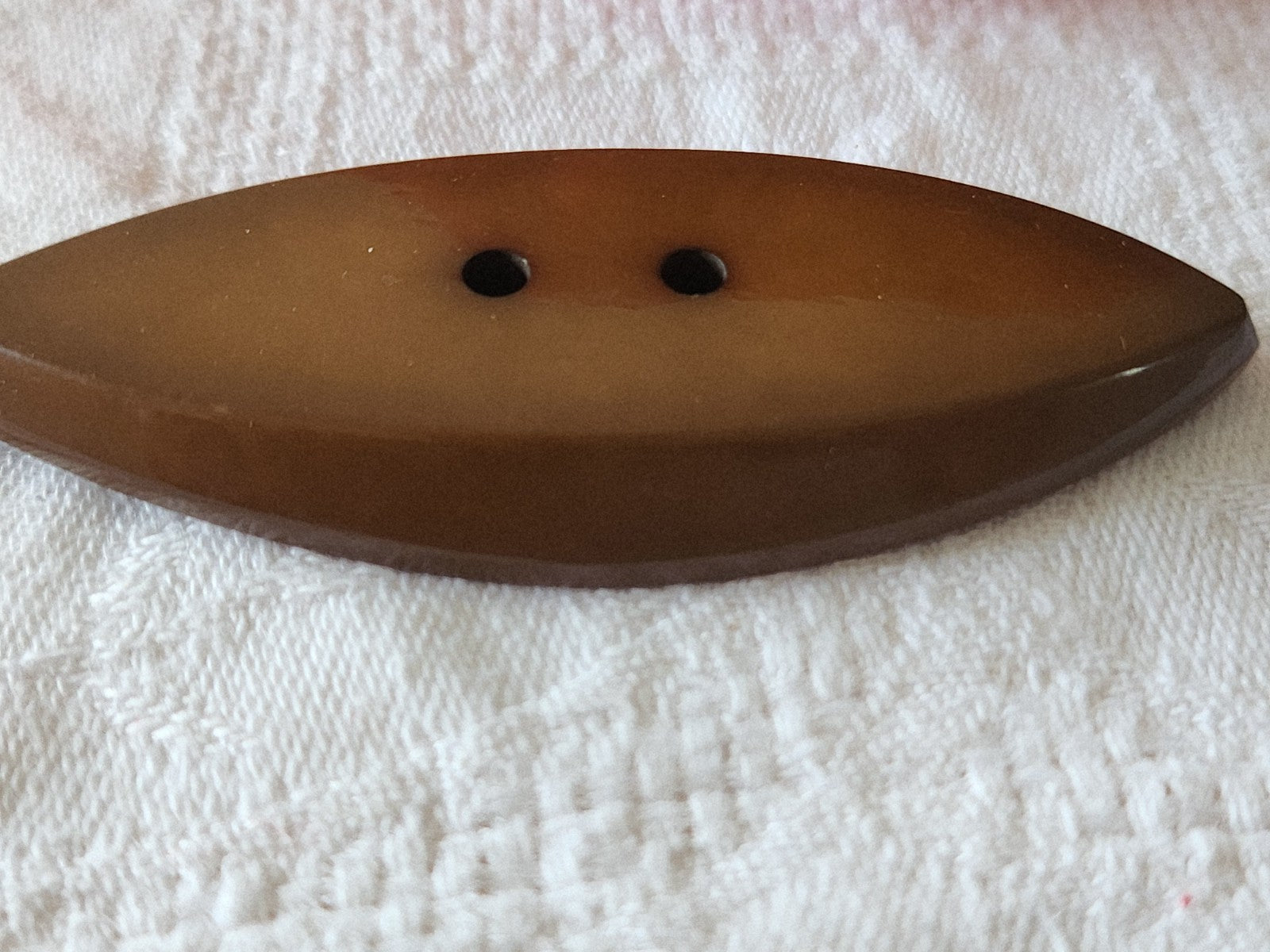Enorme bouton vintage marron collection  7,3 cm sur 2,9  cm ref 6003