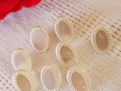 Lot 8 boutons vintage en verre ovale blanc 0,9 sur 1,3 cm ref 0024