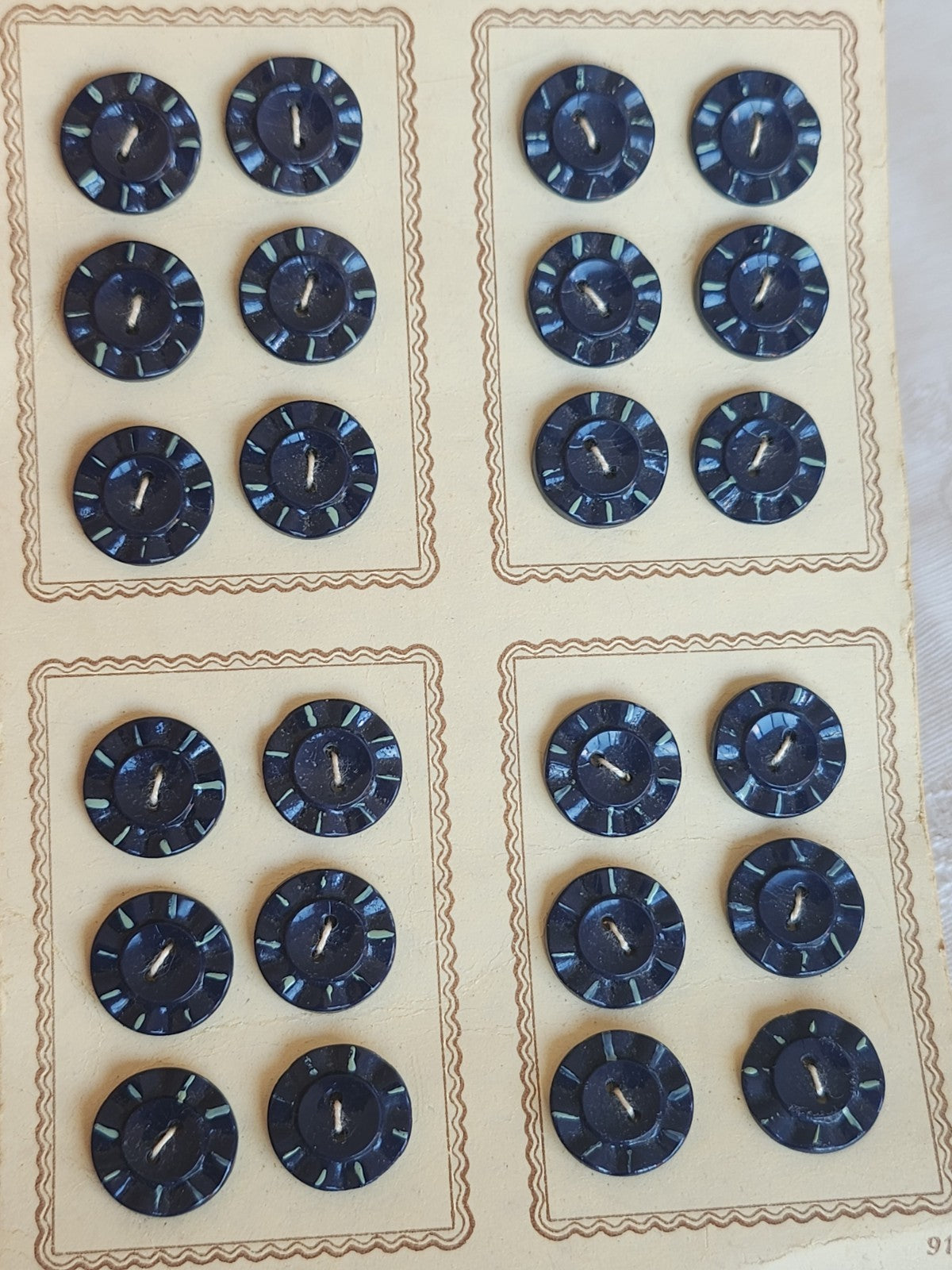 plaque lot 24 boutons anciens en verre bleu peint trous 1,2 cm ou 12 mm