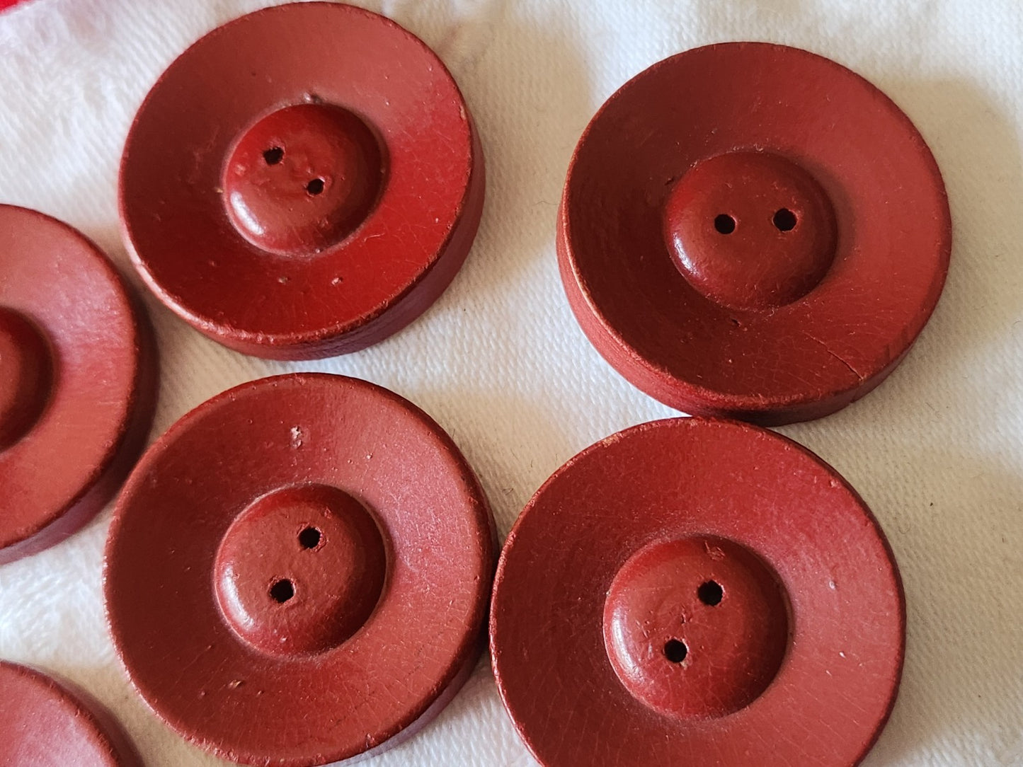 Lot 11 gros boutons anciens en bois rouge à trous 3 cm trous ref 6048