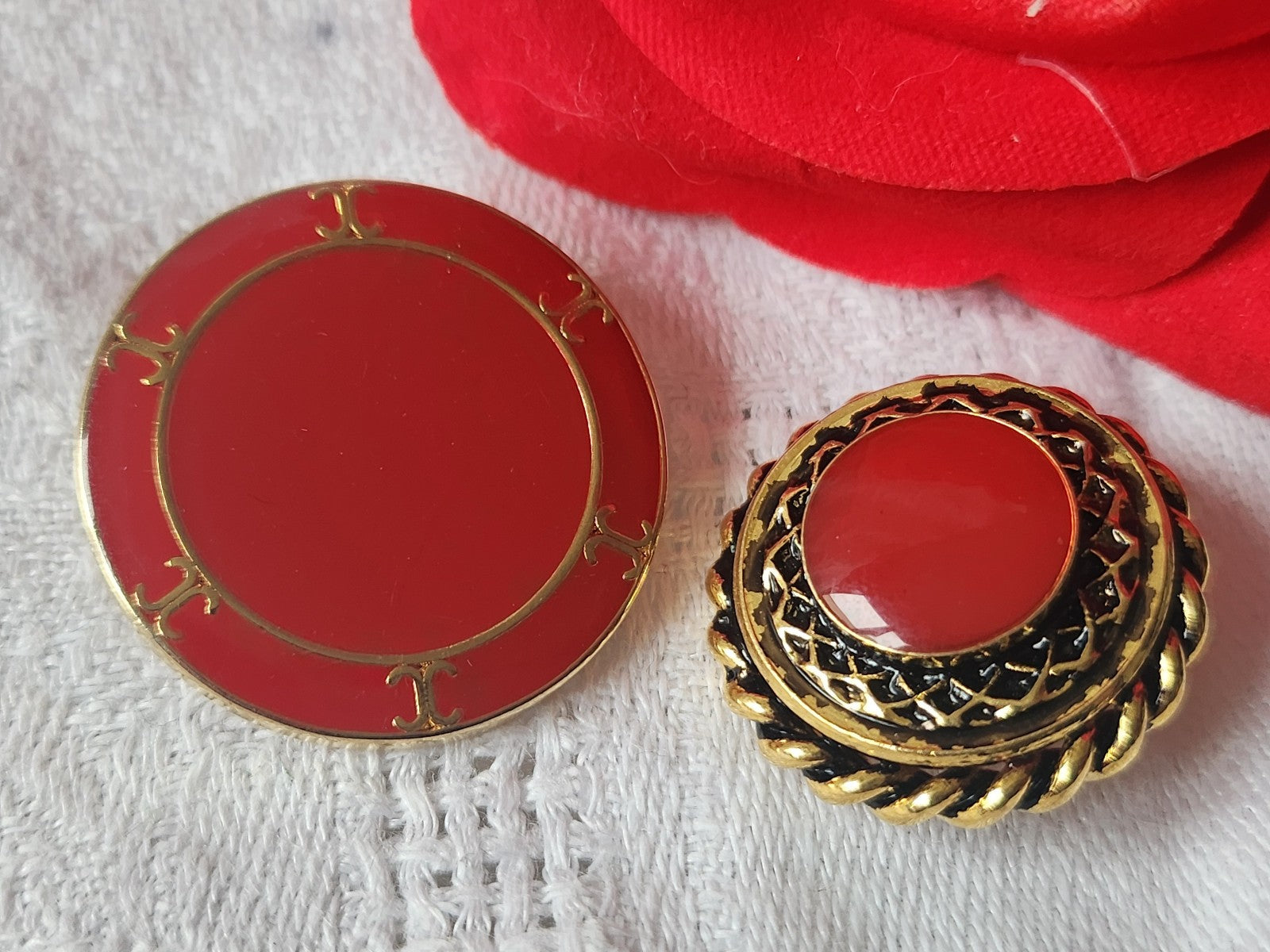 Duo gros boutons vintage en métal rouge 2,3 et 2,8 cm D13P