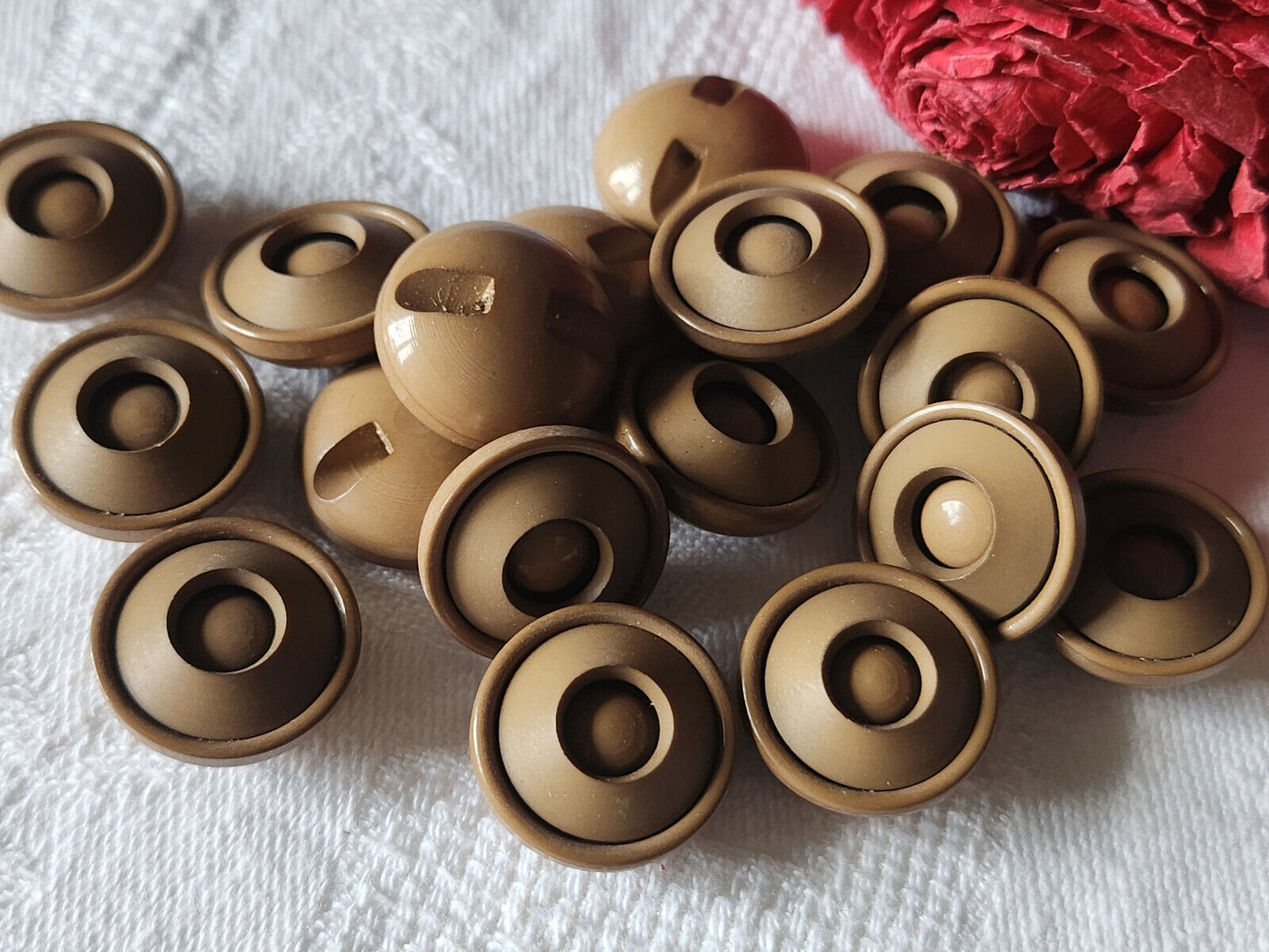Lot 16 boutons vintage marron travaillé  à pied 1,7  cm  ref 3405