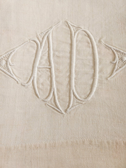 Ancien drap  monogramme AD épais en deux lés  185 cm sur 280 cm B7