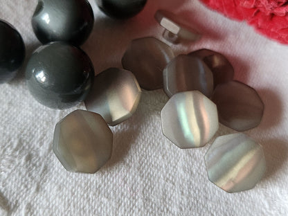 Lot 13 boutons vintage gris 2 series pied  1,2 et 1,3 cm ref 1758