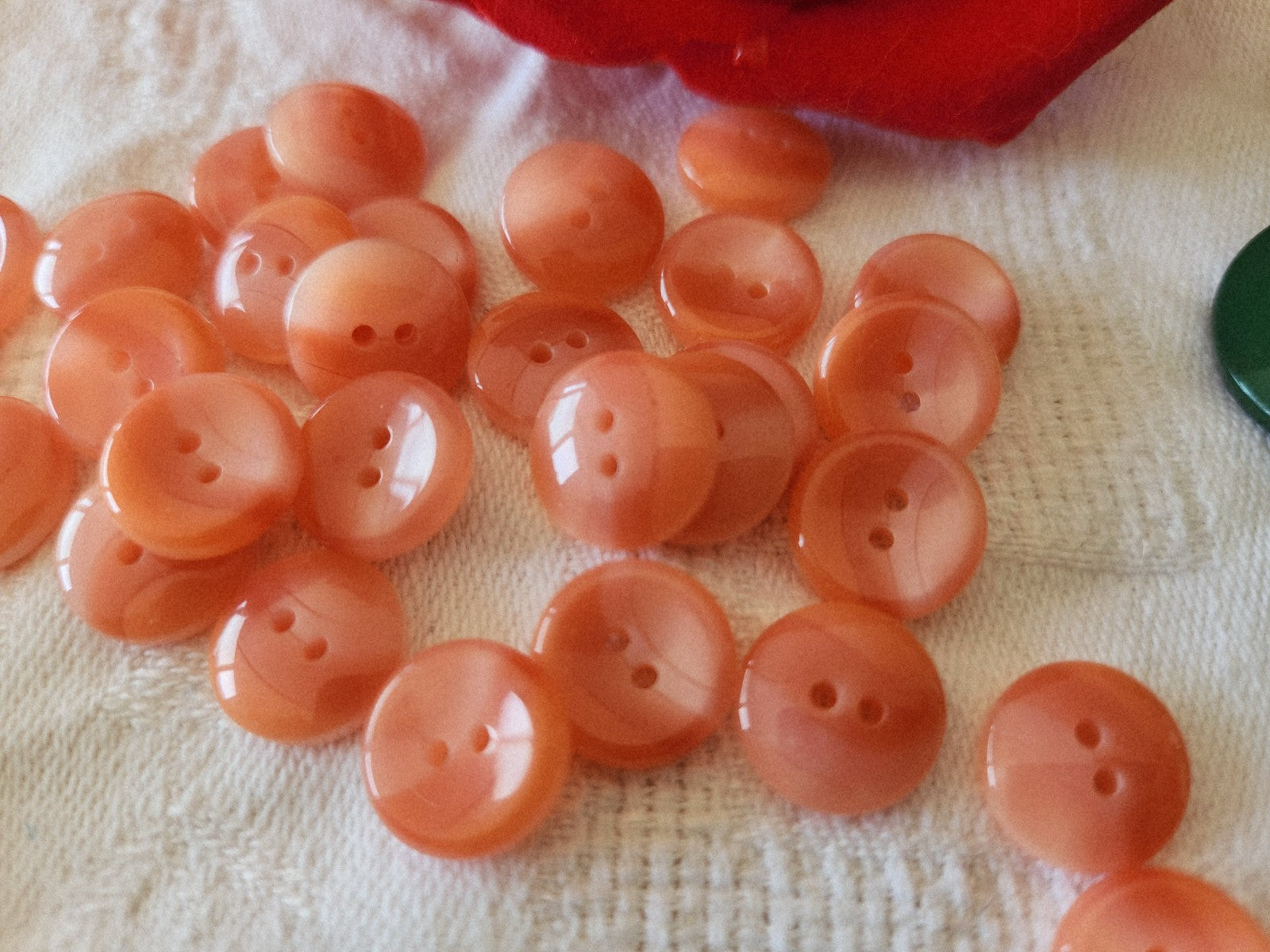 Lot 26 petits boutons vintage camaïeu rose saumon  à trous  1,1 cm ref 3845