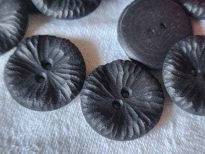 Lot 12 boutons vintage noir mat strié travaillé trous 2,1 cm ref 2910