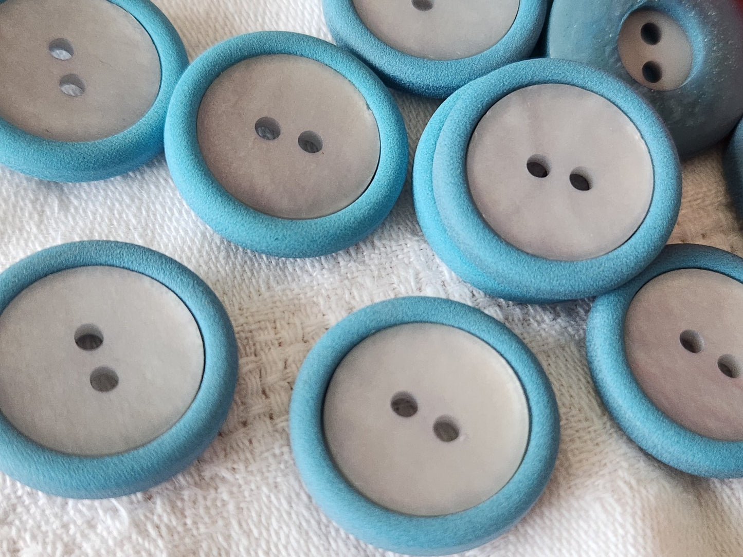 Lot 10  boutons vintage bleu deux tons à trous 2,2  ref 3957
