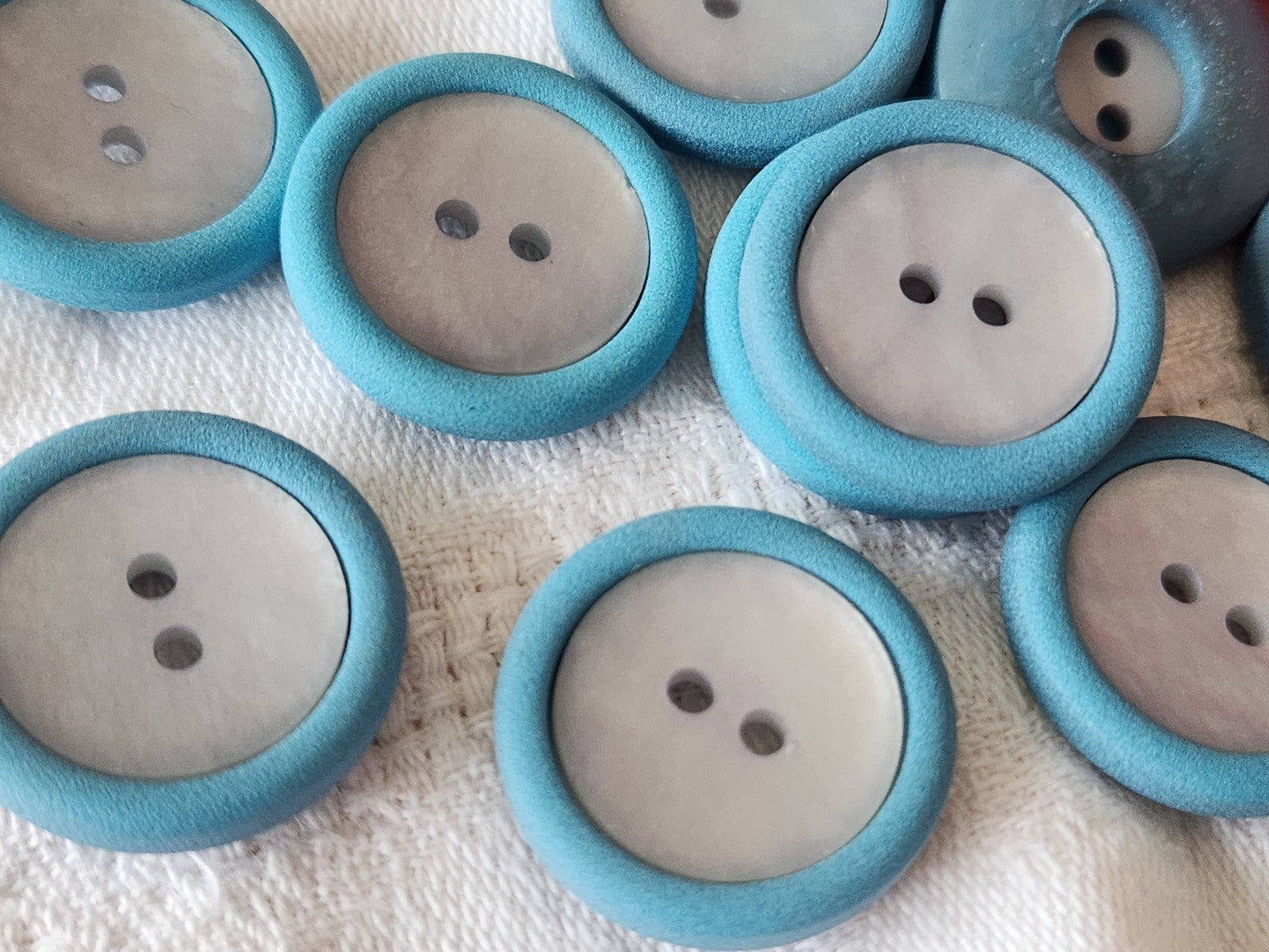 Lot 10  boutons vintage bleu deux tons à trous 2,2  ref 3957
