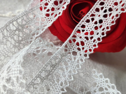 Dentelle vintage blanc blanche  coton 3 métres sur 2,3 cm A6