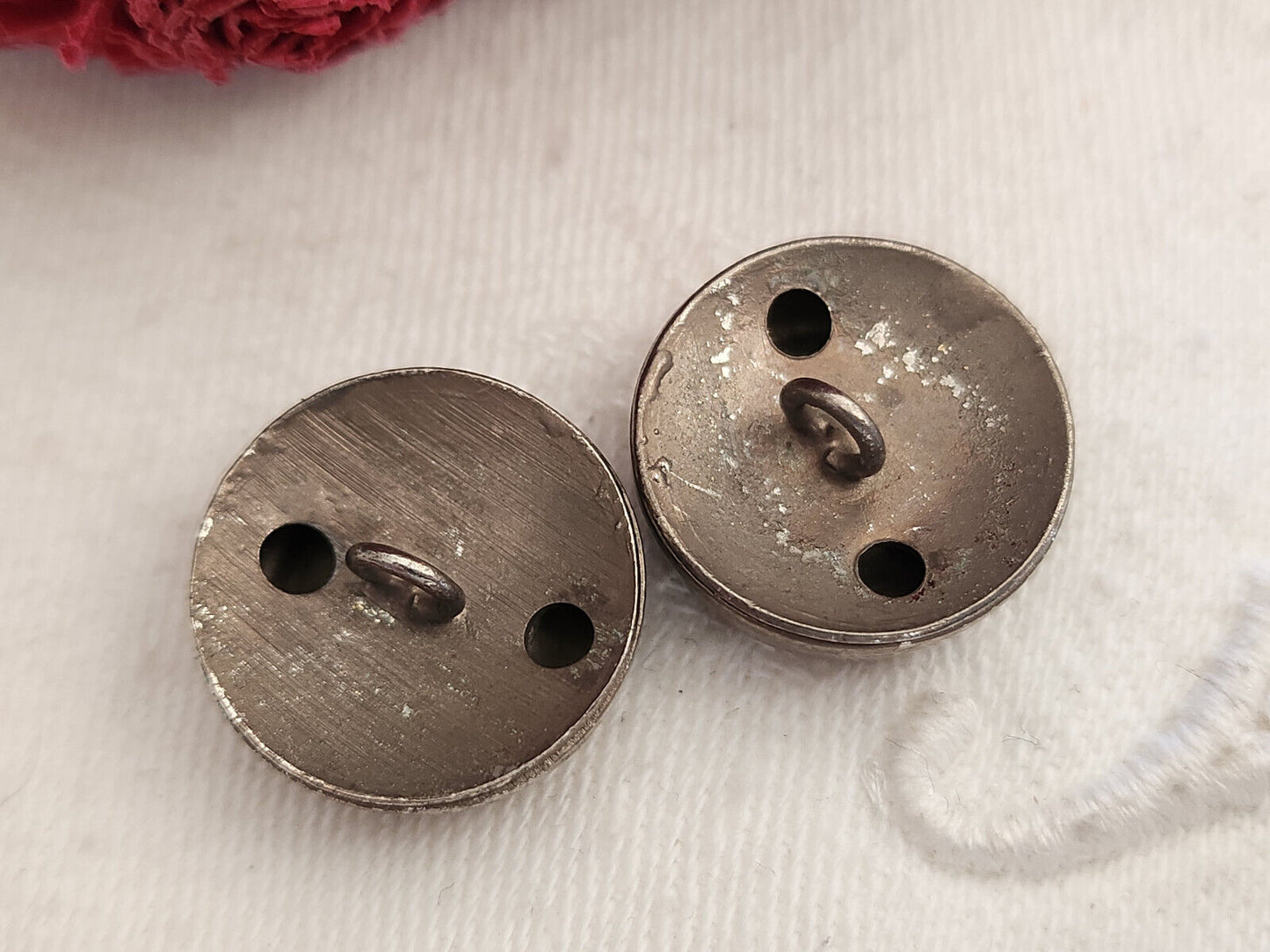 Duo boutons anciens en nacre   et métal à pied 1,8  cm G2H