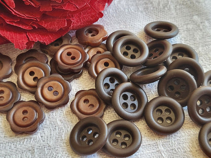 Lot 28 petits boutons vintage marron fleur panaché 2 séries 1,3 /1,4 cm ref 5469