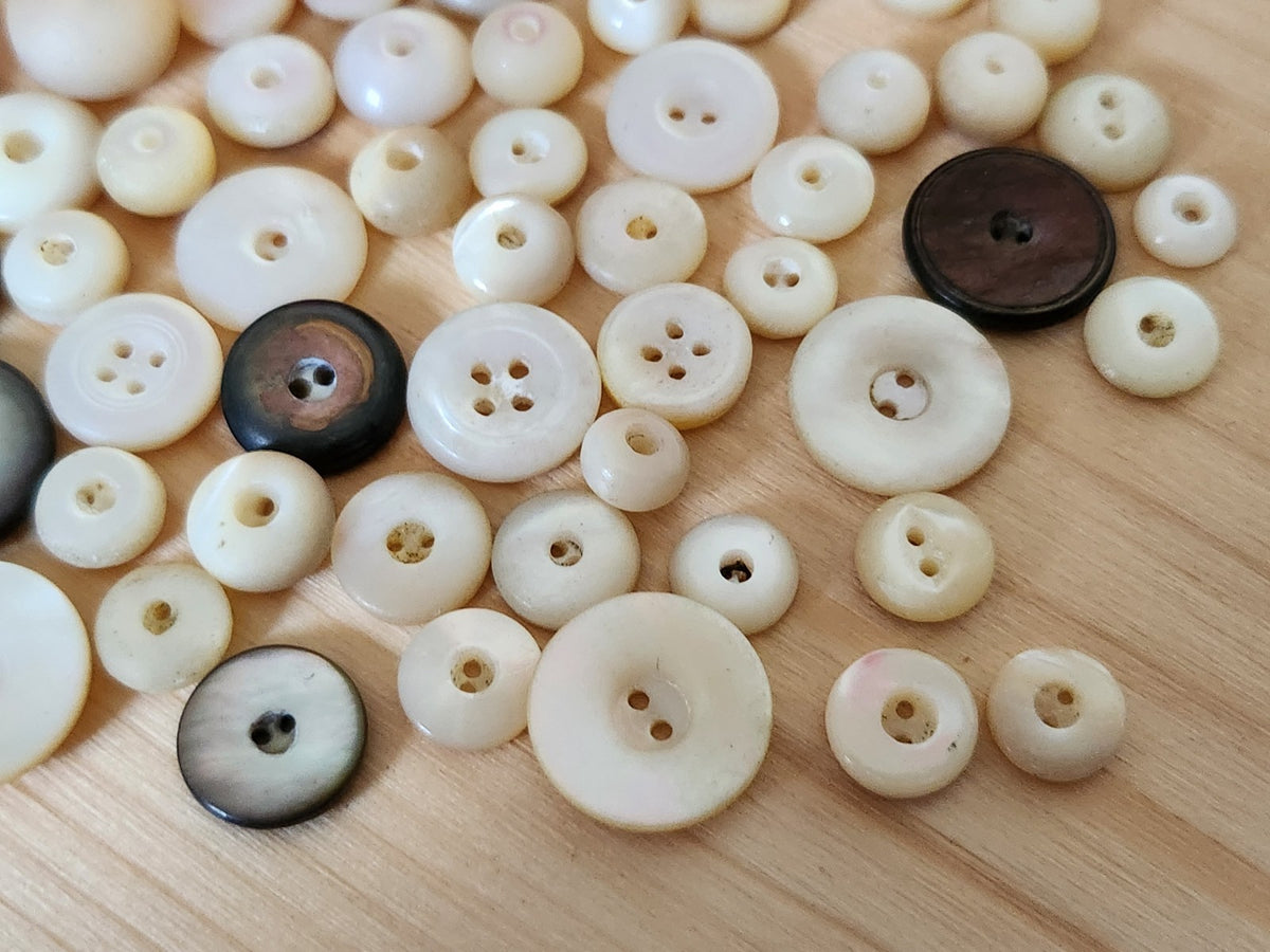Lot 60 boutons anciens en nacre mini sifflet deux trous 0,7 cm à 1,9 cm T8