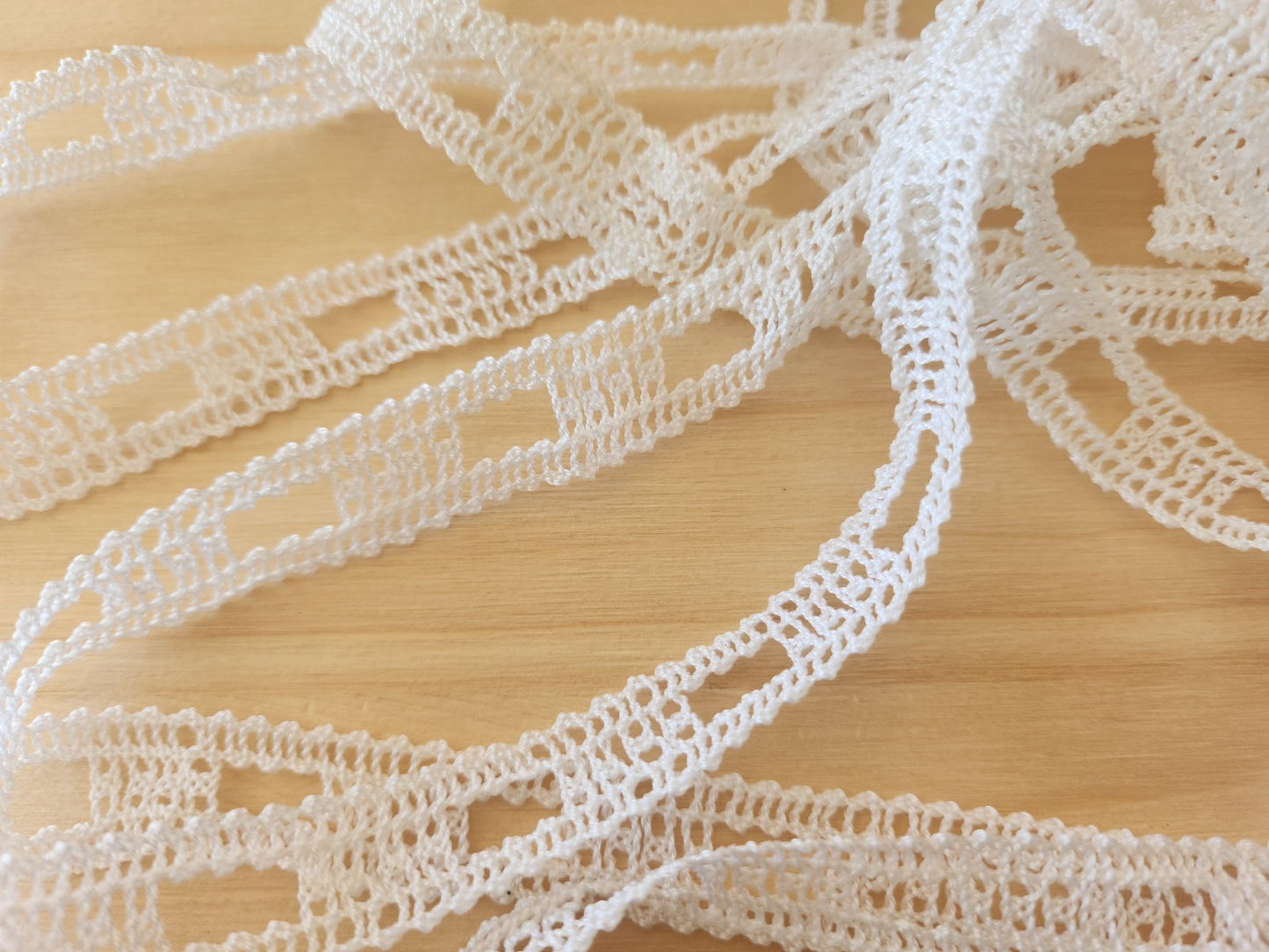 Dentelle vintage entre deux blanche 5 mètres sur 1,3 cm A3