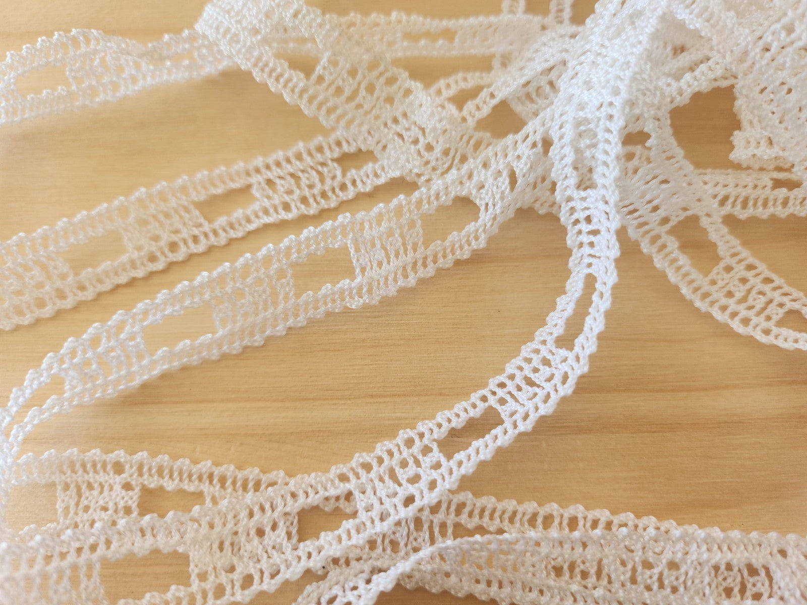 Dentelle vintage entre deux blanche 5 mètres sur 1,3 cm A3