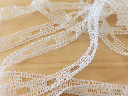 Dentelle vintage entre deux blanche 5 mètres sur 1,3 cm A3