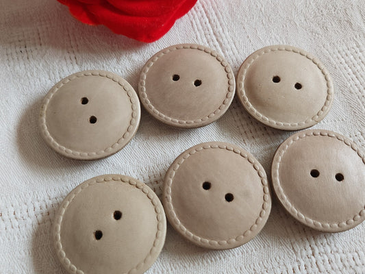 Lot 6 gros boutons anciens en cuir gris/ beige trous 38 mm ou 3,8 cm ref 6507