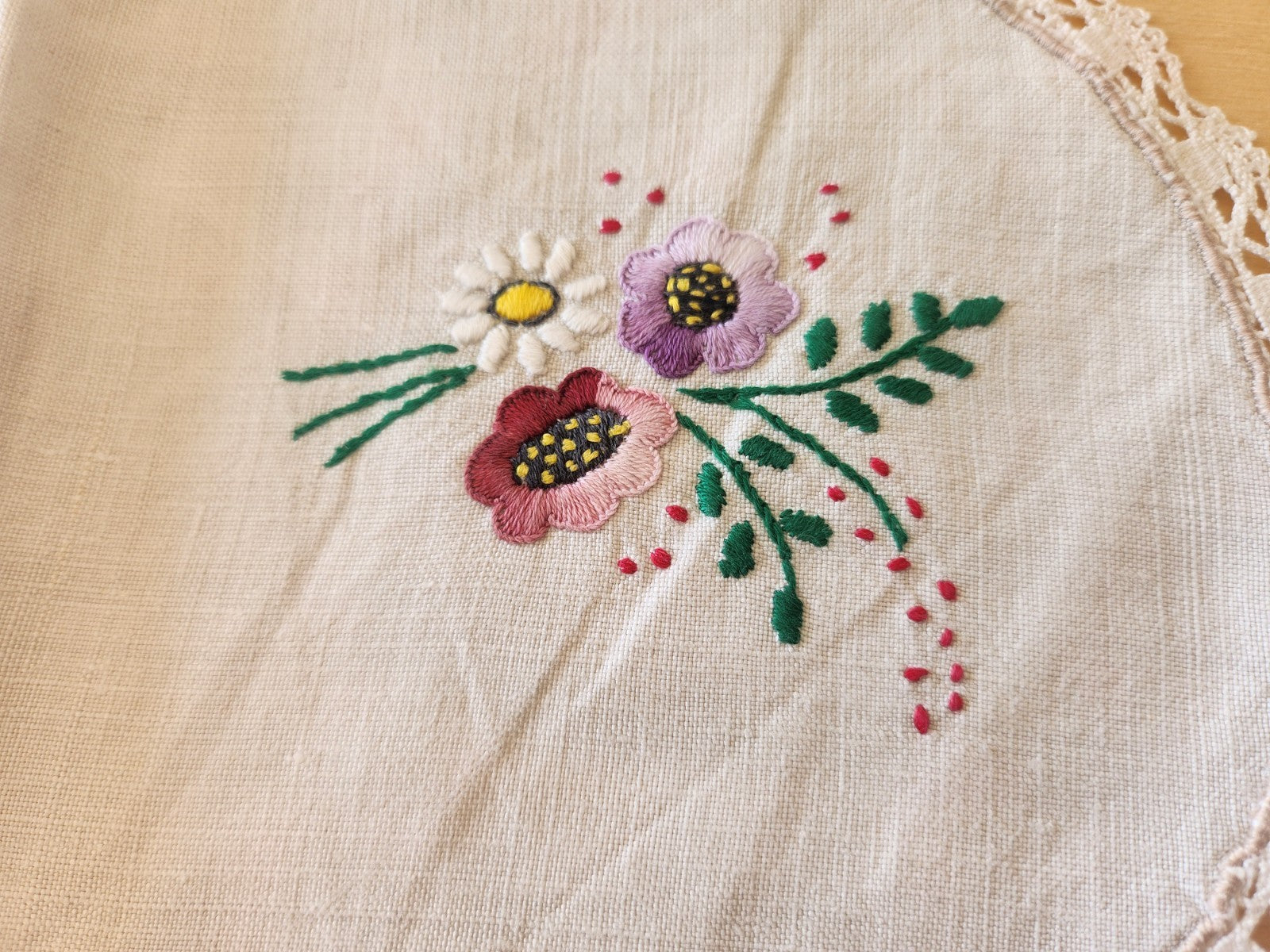 Napperon ancien lin légèrement gris  broderie fleur  23 Sur 33 cm B7
