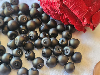 Lot 12 mini boutons anciens en verre noir/vert mat boule 0,8 cm ref 4982