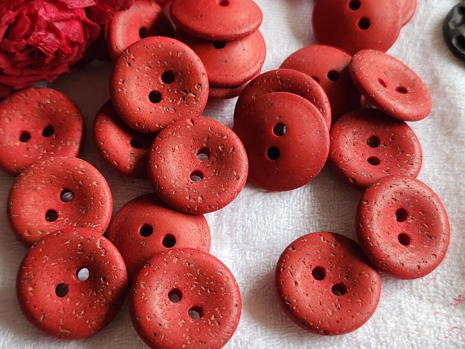 Lot 20 boutons vintage rouge effet composite mat trou 1,8 cm ref 2457