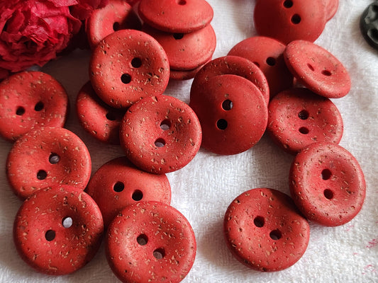Lot 20 boutons vintage rouge effet composite mat trou 1,8 cm ref 2457