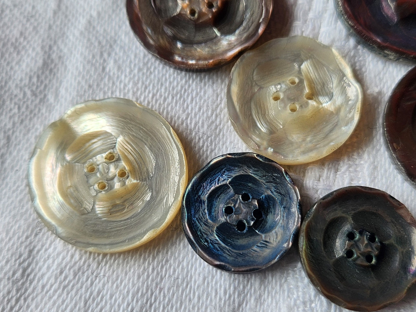 Collection lot 10 boutons ancien en nacre ciselé 1,5 à 2,2 cm ref 3552