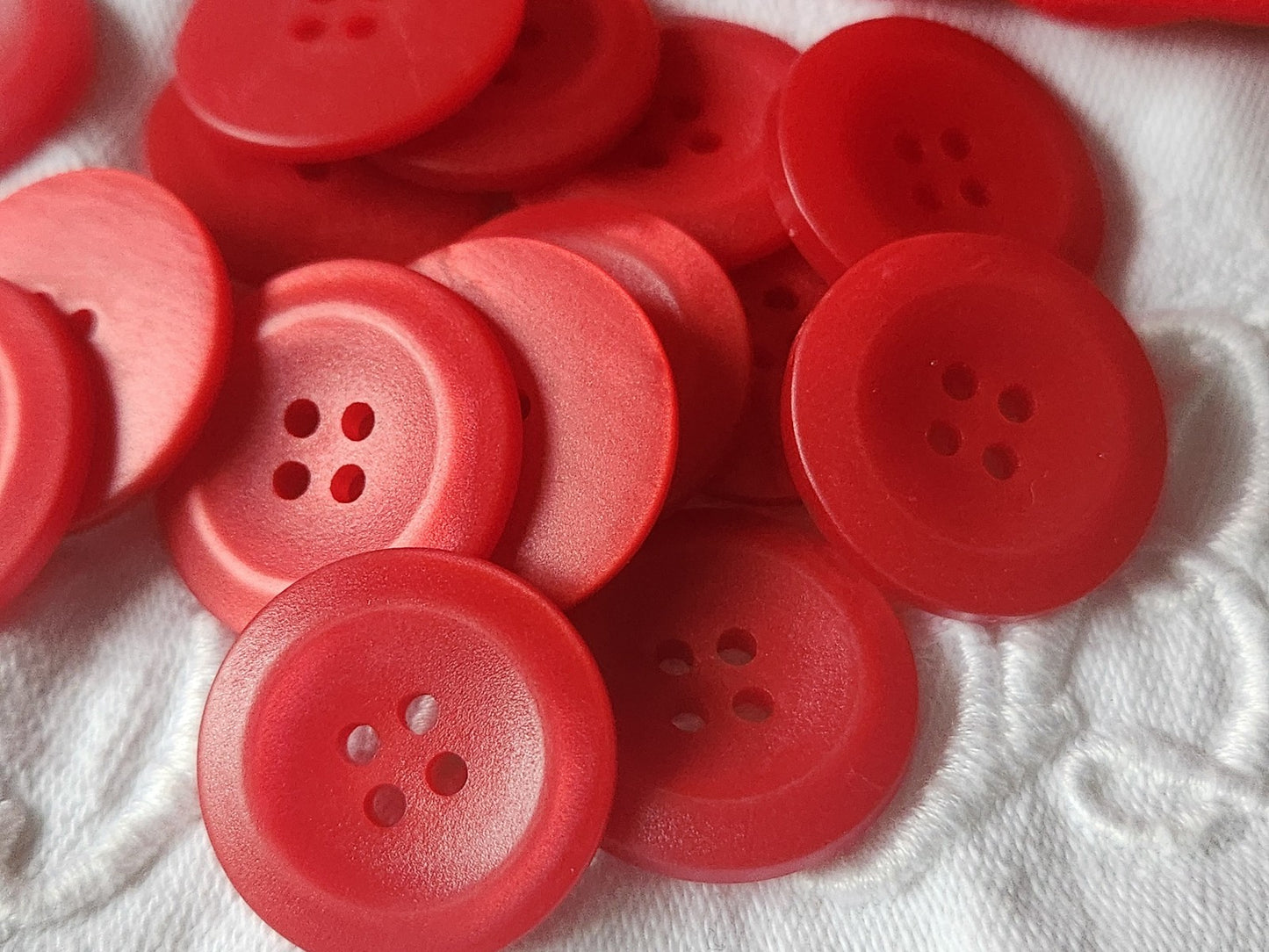 Lot 14 boutons vintage rouge mat 2,3 cm trous ref 5186