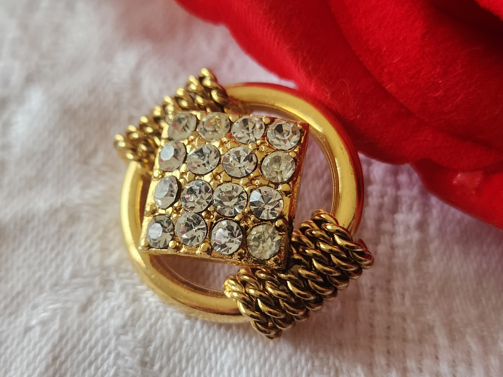 Superbe et gros bouton vintage metal paré de strass doré 2,5 cm ref 3943