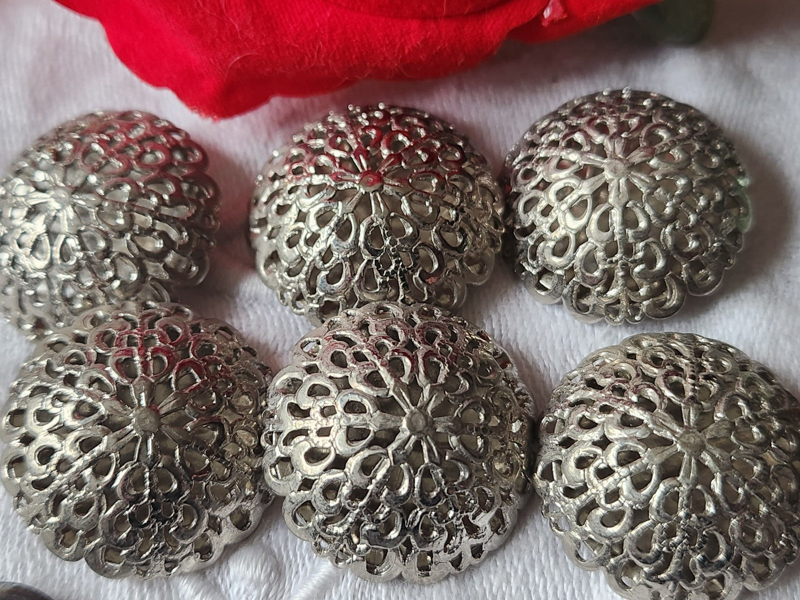 Lot 6 gros boutons vintage métal dentelle filigrame  2,5 cm ref 508