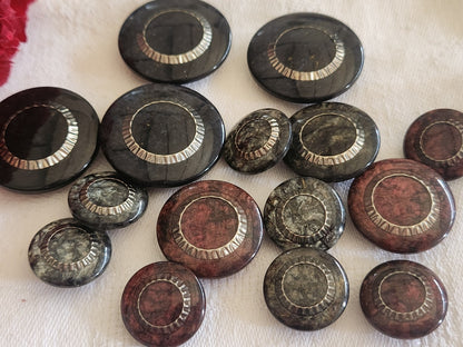 Lot 15 boutons vintage panaché pied inclusion 1,7 à  2,8 cm ref 865