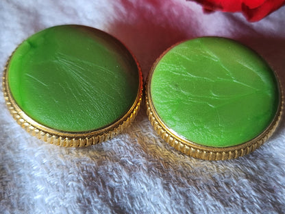 Duo boutons vintage métal coeur vert  nacré pied 2,3 cm lourd doré G16F