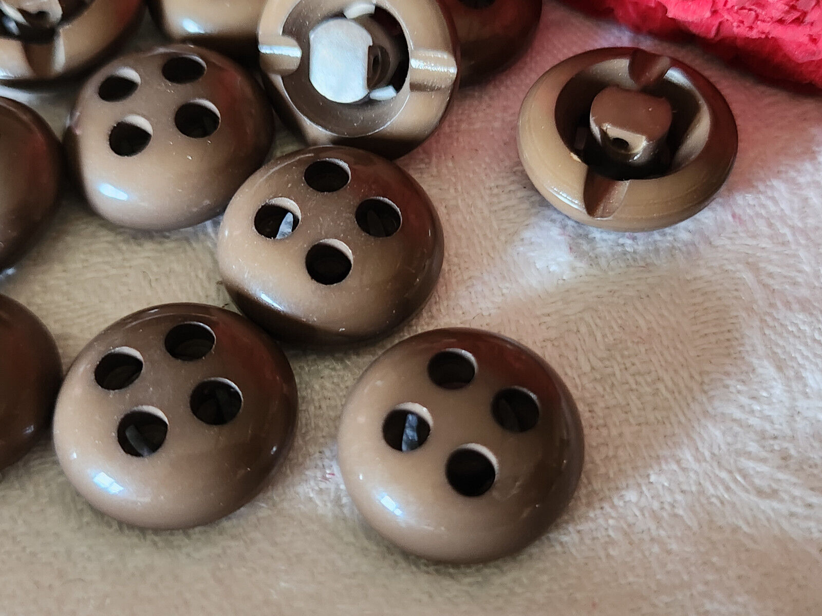 Lot 12 boutons vintage, marron imitation trou mais pied 1,7 cm ref  5360