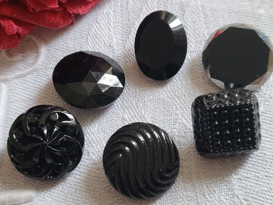 Lot 6 boutons anciens en verre noir / argenté  panaché 1,4 à 1,8 cm ref 1252