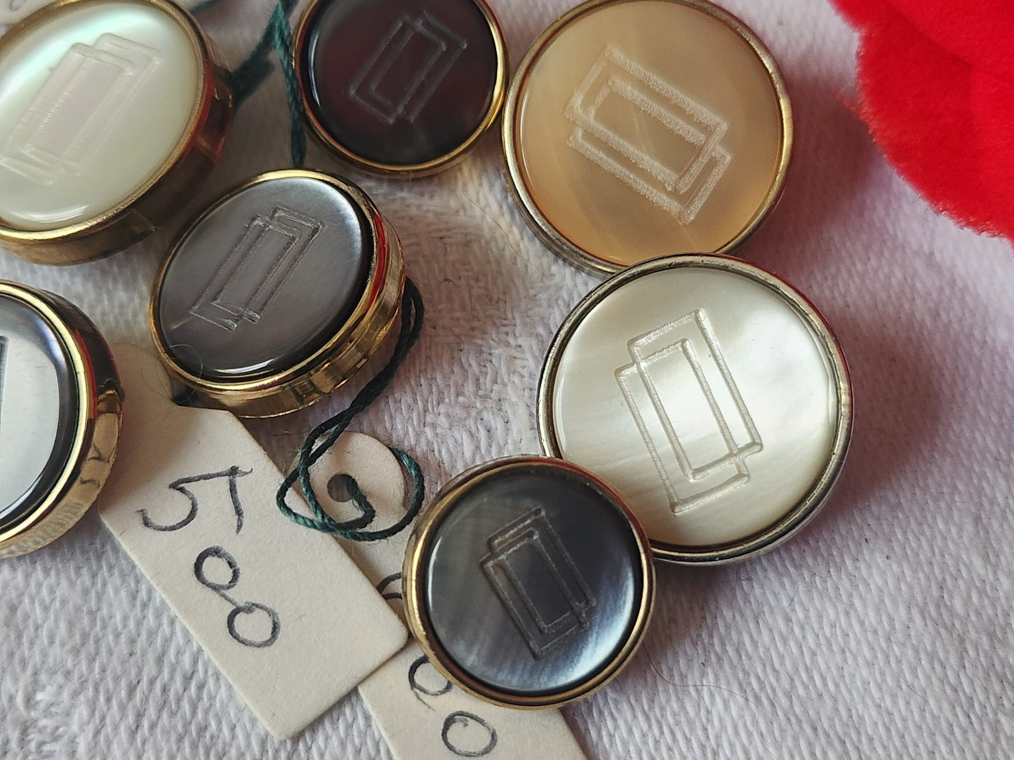 Lot 7  boutons vintage acrylique coeur en nacre 1,2 à 1,7 cm ref 2479