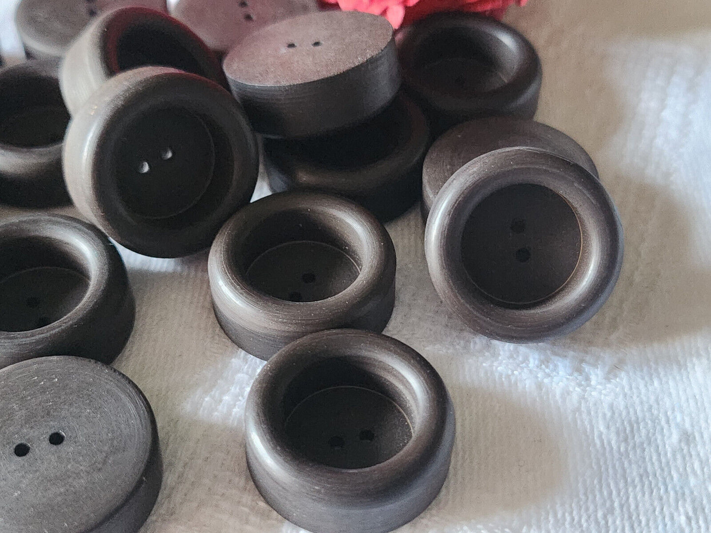 Lot 9 hauts boutons vintage marron mat trous  2 cm ref 3186