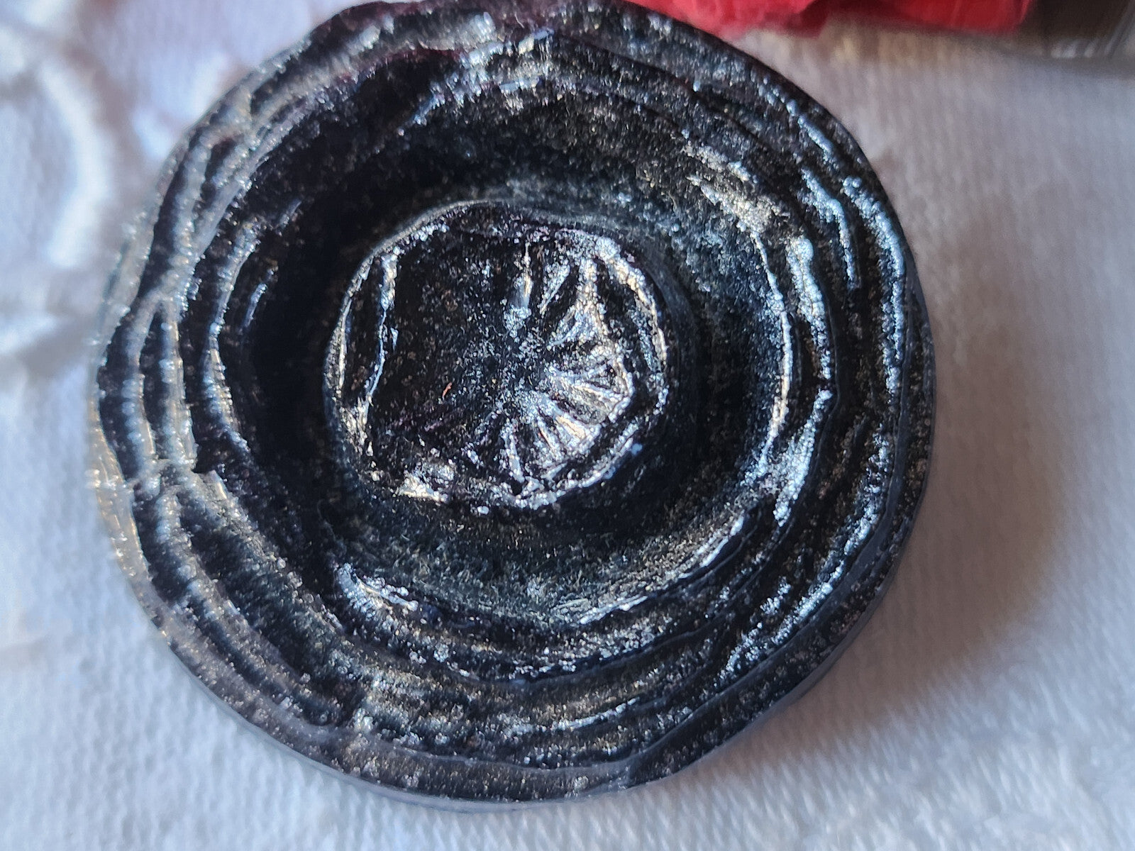 Énorme bouton ancien en résine  noir gris vintage épais 3,9 cm ref 0044