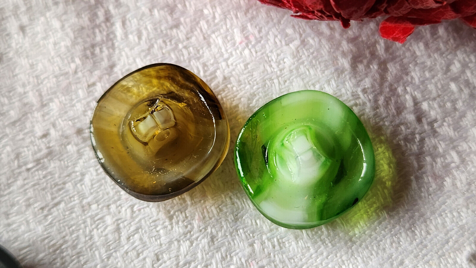 Duo boutons anciens en verre carré vert pied 1,6  cm D9R