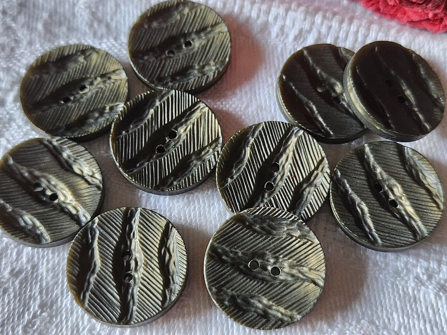 Lot 10 boutons vintage vert kaki travaillé 1,7 cm trous ref 3279
