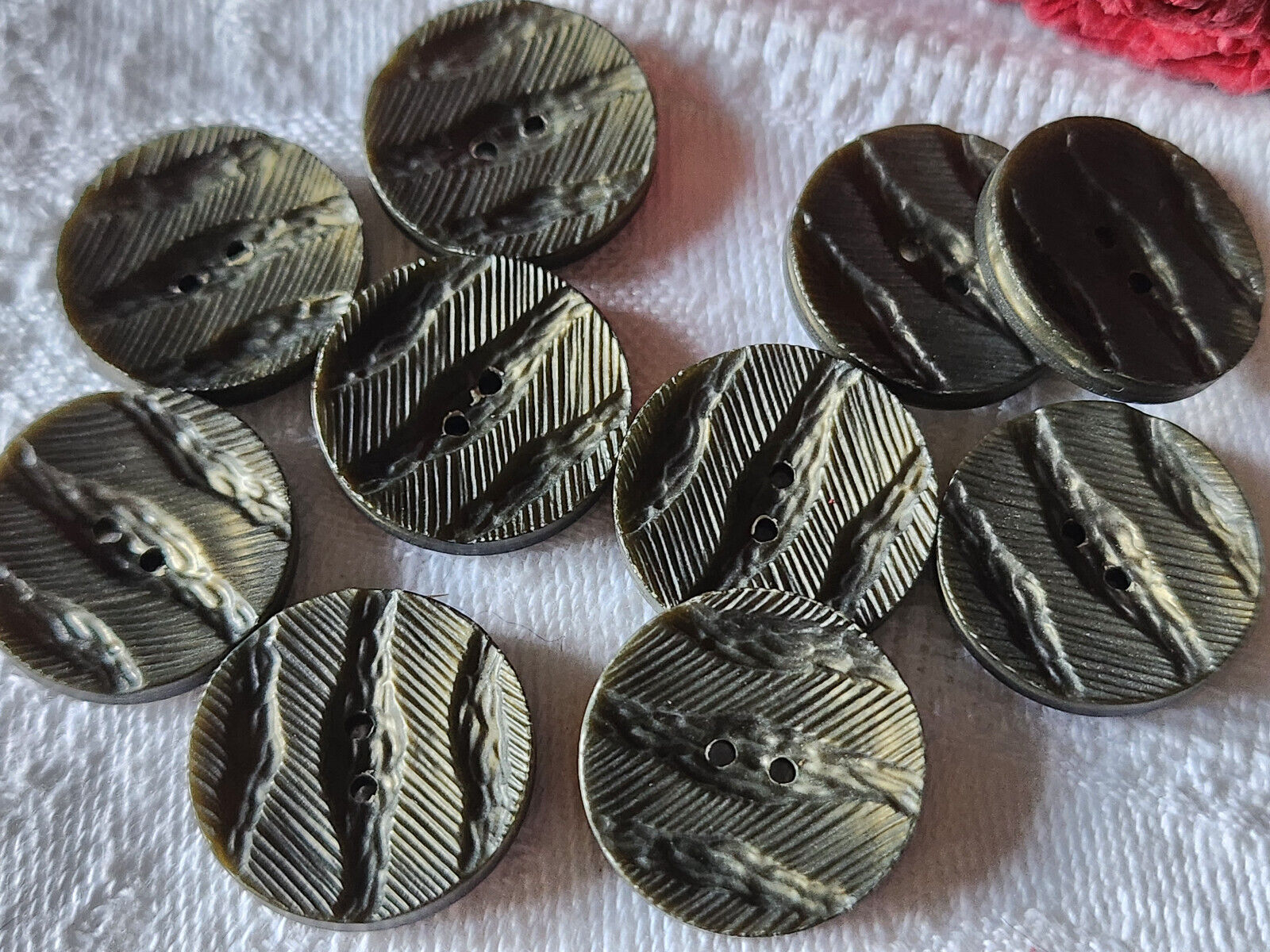 Lot 10 boutons vintage vert kaki travaillé 1,7 cm trous ref 3279