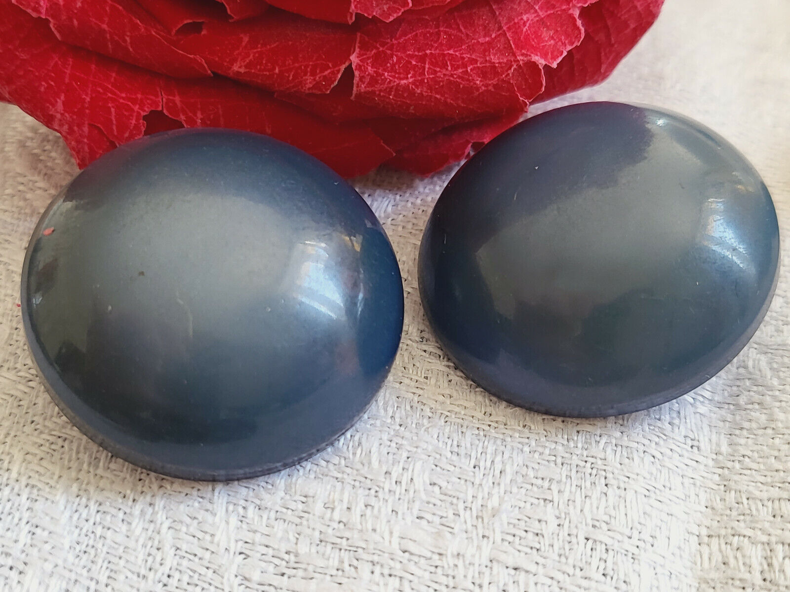 Duo boutons anciens bleu demi sphère volume pied laiton 2,6 cm  ref 2494