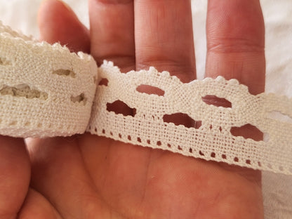Dentelle ancienne blanche large 5 mètre 50  sur 2,2 cm   T2-12
