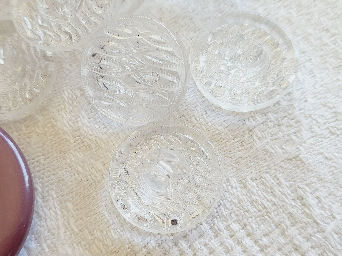 Lot 6 boutons anciens en verre transparent fort relief 1,7 cm ref 549