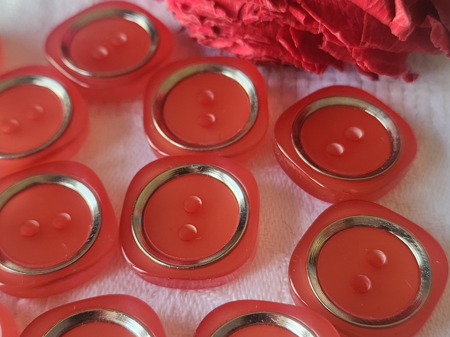 Lot 11 boutons vintage rouge argenté trous 2 cm ref 3768