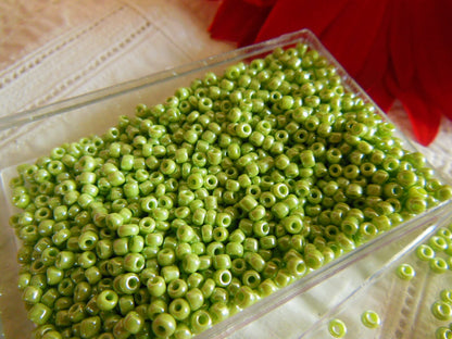 Lot environ 20 grammes de perles de rocaille vert satiné n°3