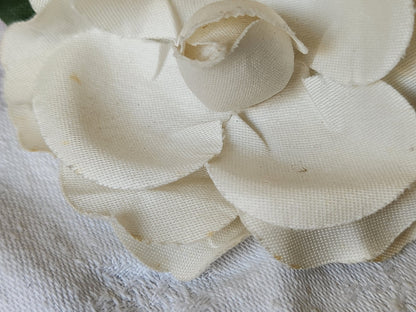 Grosse fleur ancienne blanche  montée en broche modiste T0-18