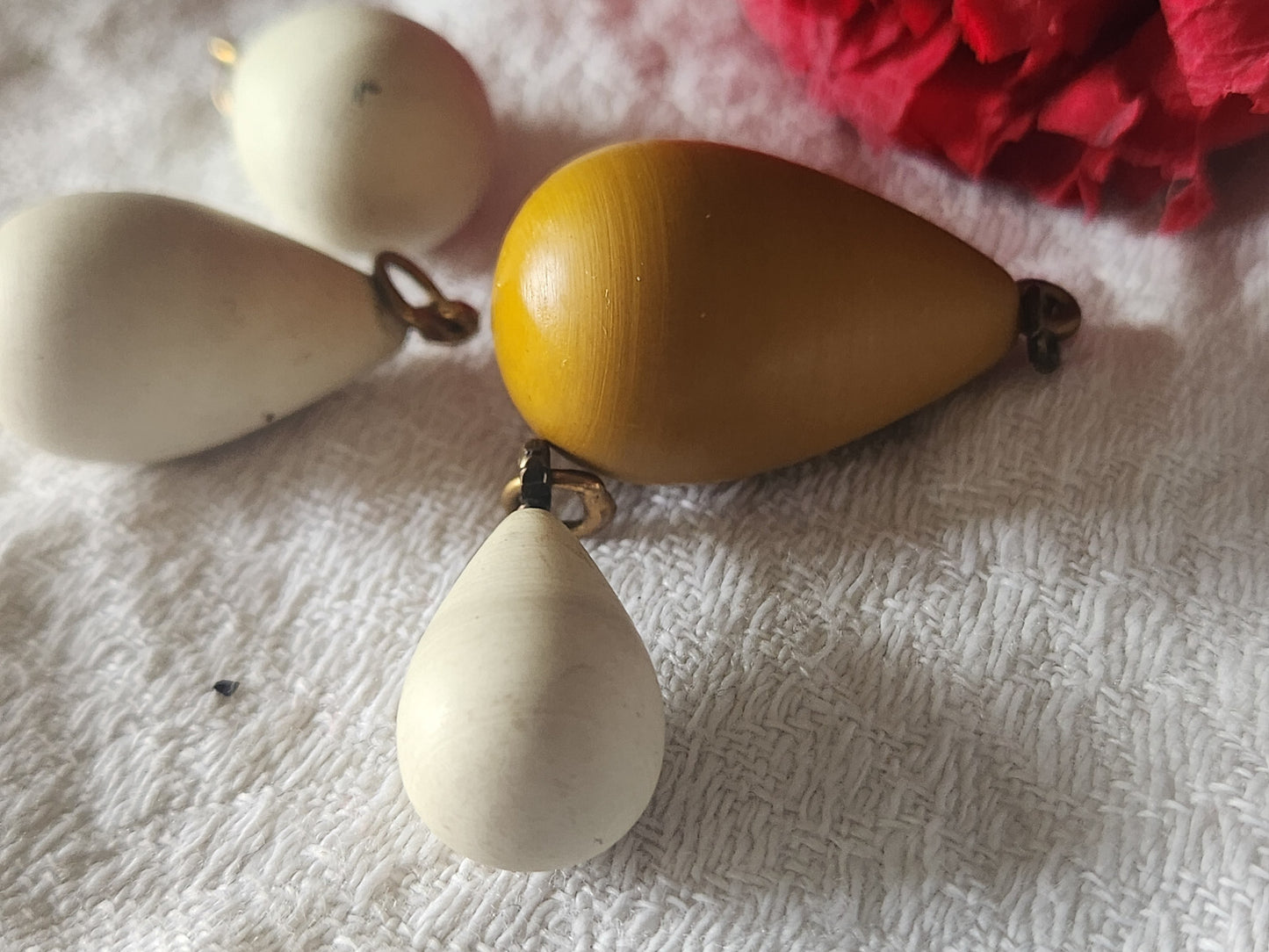 Lot 4 pendants anciens crème  ocre lourd vintage création bijoux ref 2408