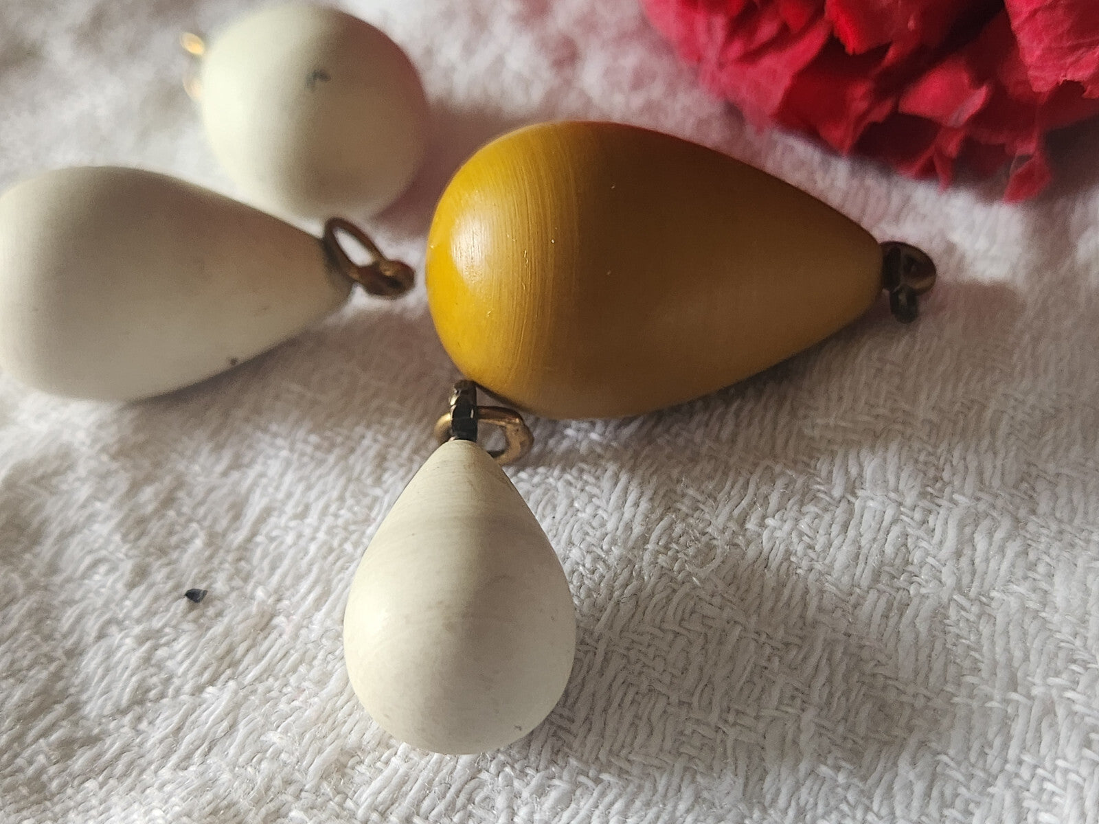 Lot 4 pendants anciens crème  ocre lourd vintage création bijoux ref 2408