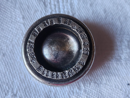 Bouton vintage en métal  pied travaillé 2,5 cm lourd  D5H